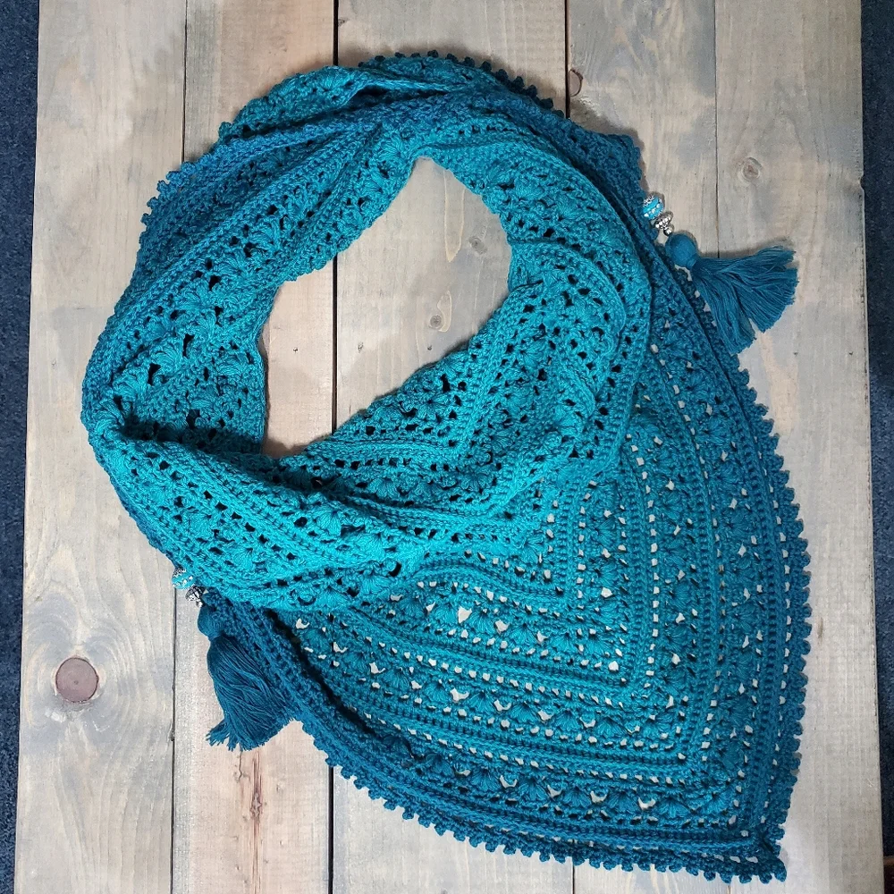 💖 New Handmade Crochet Light weighted Baktus / Shawl / Triangular Scarf